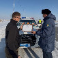 В ВКО водители без штрафов получили презенты от полицейских