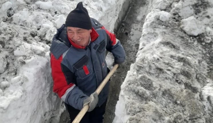 После снегопада на улицах Усть-Каменогорска скапливается талая вода