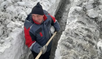 После снегопада на улицах Усть-Каменогорска скапливается талая вода