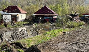 В ВКО из-за разлившейся реки откачивали воду с огородов