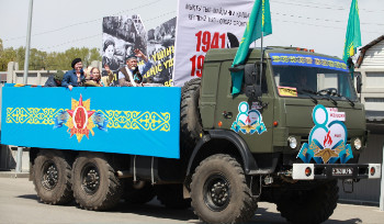 Праздничная колонна и передвижной концерт проходит в Усть-Каменогорске