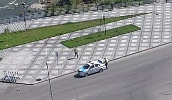 В Усть-Каменогорске женщину с ребенком чуть не унесло течением