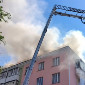40 пожарных тушат крышу жилого дома на проспекте Назарбаева