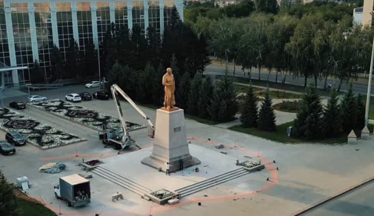 Памятник Абаю в Усть Каменогорске красят в золото