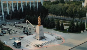 Памятник Абаю в Усть Каменогорске красят в золото