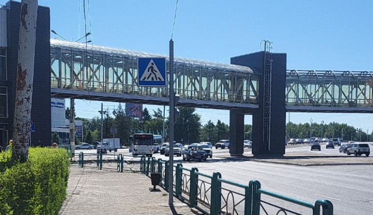 Пешеходный возвращается: в Усть-Каменогорске установили знаки под надземным переходом