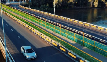 Мост в створе улицы Крылова стал ярким