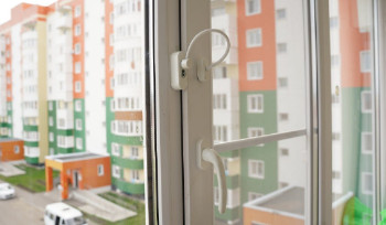 В Усть-Каменогорске из окна выпала четырехлетняя девочка