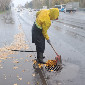 В Усть-Каменогорске чистят ливневки от листьев