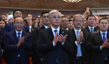 Глава государства Касым-Жомарта Токаев поздравил казахстанцев с Днем Республики