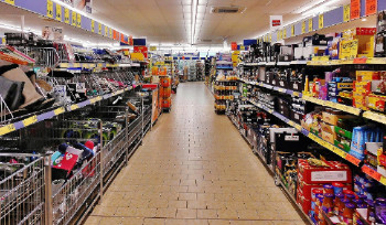 В октябре в Казахстане дешевели продукты и дорожали услуги