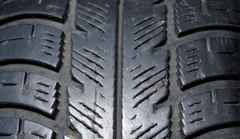 Водителей Казахстана просят не выезжать на трассы на летних шинах