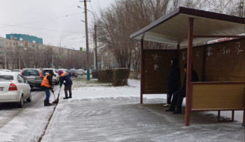 В Усть-Каменогорске на дорогах и тротуарах образовался гололед