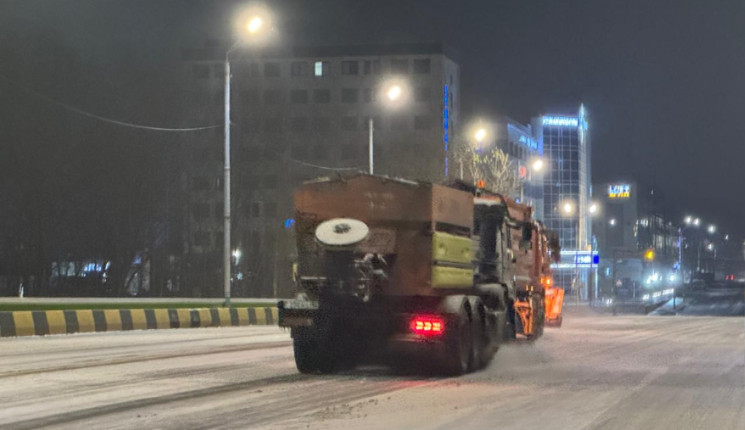 Дороги Усть-Каменогорска обработали солевым раствором