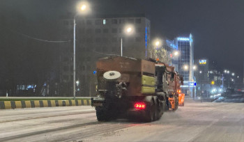 Дороги Усть-Каменогорска обработали солевым раствором