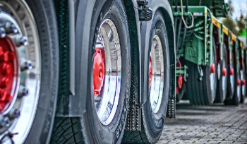 Большегрузы не могут выехать из Усть-Каменогорска