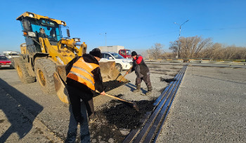 На Иртышском мосту восстановили повреждённое покрытие