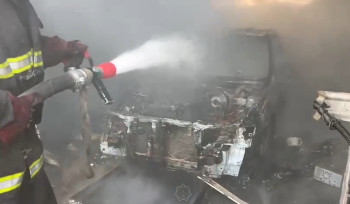 В ВКО в гараже сгорели два автомобиля