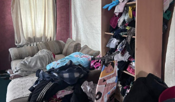 В Усть-Каменогорске ребенок жил с пьющими родителями на автомойке