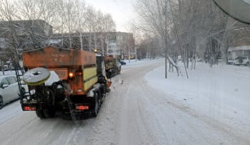 Расчистка от снега продолжается в спальных районах Усть-Каменогорска