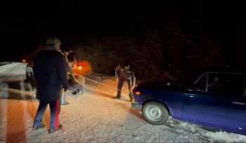 Полицейские ВКО помогали водителям выбраться из заносов на трассах