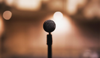 Стендап-блогер из Семея получил пять суток ареста за мат на сцене