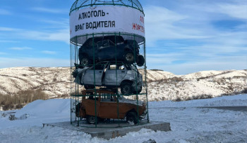Бутылка с разбитыми автомобилями внутри появилась на одной из трасс ВКО