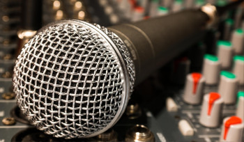 Президент подписал закон о запрете артистам петь под фонограмму