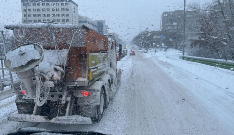 В Усть-Каменогорске снег шел быстрее, чем его удавалось убирать