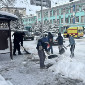 Усть-Каменогорск помогают очищать от снега лица без определенного места жительства