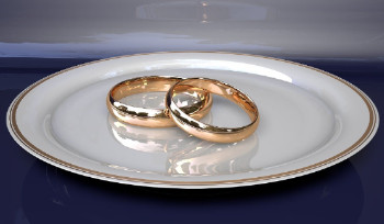 В Усть-Каменогорске мошенники украли дорогое кольцо, подменив его подделкой