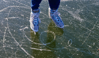 Айда кататься: в Усть-Каменогорске заливают лёд