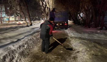 Песком подсыпают улицы и тротуары Усть-Каменогорска