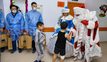 Мишкопад для детей: в ЦМиР привезли подарки от хоккеистов и горожан