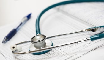 В 2026 году в Казахстане повысят зарплаты медикам и усилят их правовую защиту