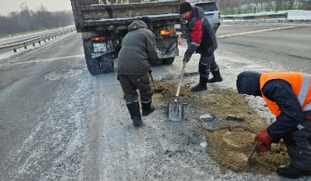 На крупнейшем мосту Усть-Каменогорска ямы латают песком