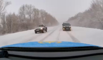 В ВКО Toyota чуть не врезалась в автомобиль полицейских во время обгона