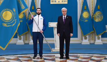 Президент Казахстана передал Государственный флаг олимпийским знаменосцам