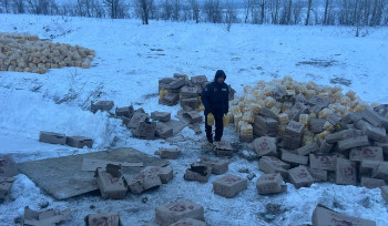 На трассе Усть-Каменогорск-Семей перевернулась фура