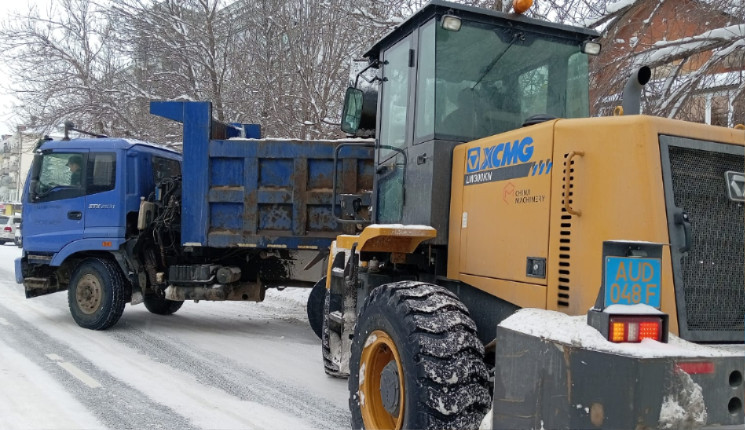 Люди мешают уборке снега в Усть-Каменогорске