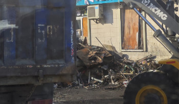 Завалы после пожара в центре Усть-Каменогорска начали разгребать