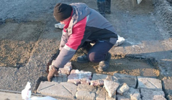 В Усть-Каменогорске снова латают мост кирпичами