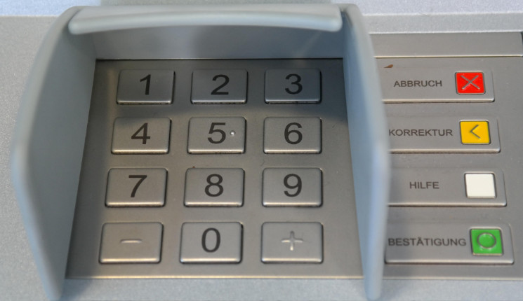 В Усть-Каменогорске полицейские дежурят у банкоматов