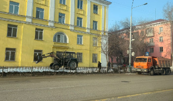 Тротуары чистят тракторами в Усть-Каменогорске