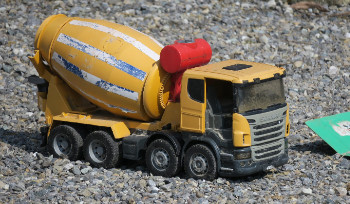 Пробки на нескольких улицах в центре Усть-Каменогорска вызвал зимний ремонт моста