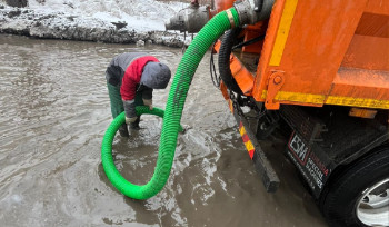 Откачка воды ведётся на улицах Усть-Каменогорска