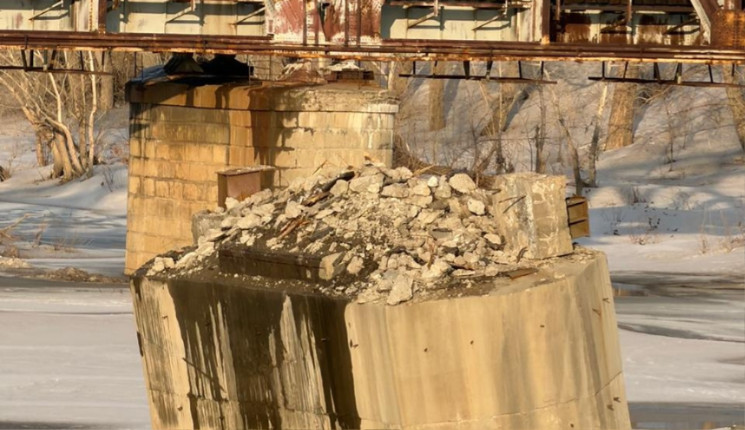 На месте рухнувшего моста в Усть-Каменогорске работает техника