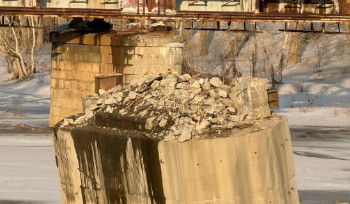 На месте рухнувшего моста в Усть-Каменогорске работает техника