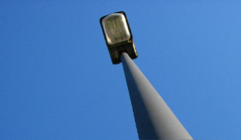 На улице Бажова начали менять освещение