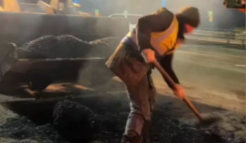 По вечерам на Иртышском мосту проводят ямочный ремонт